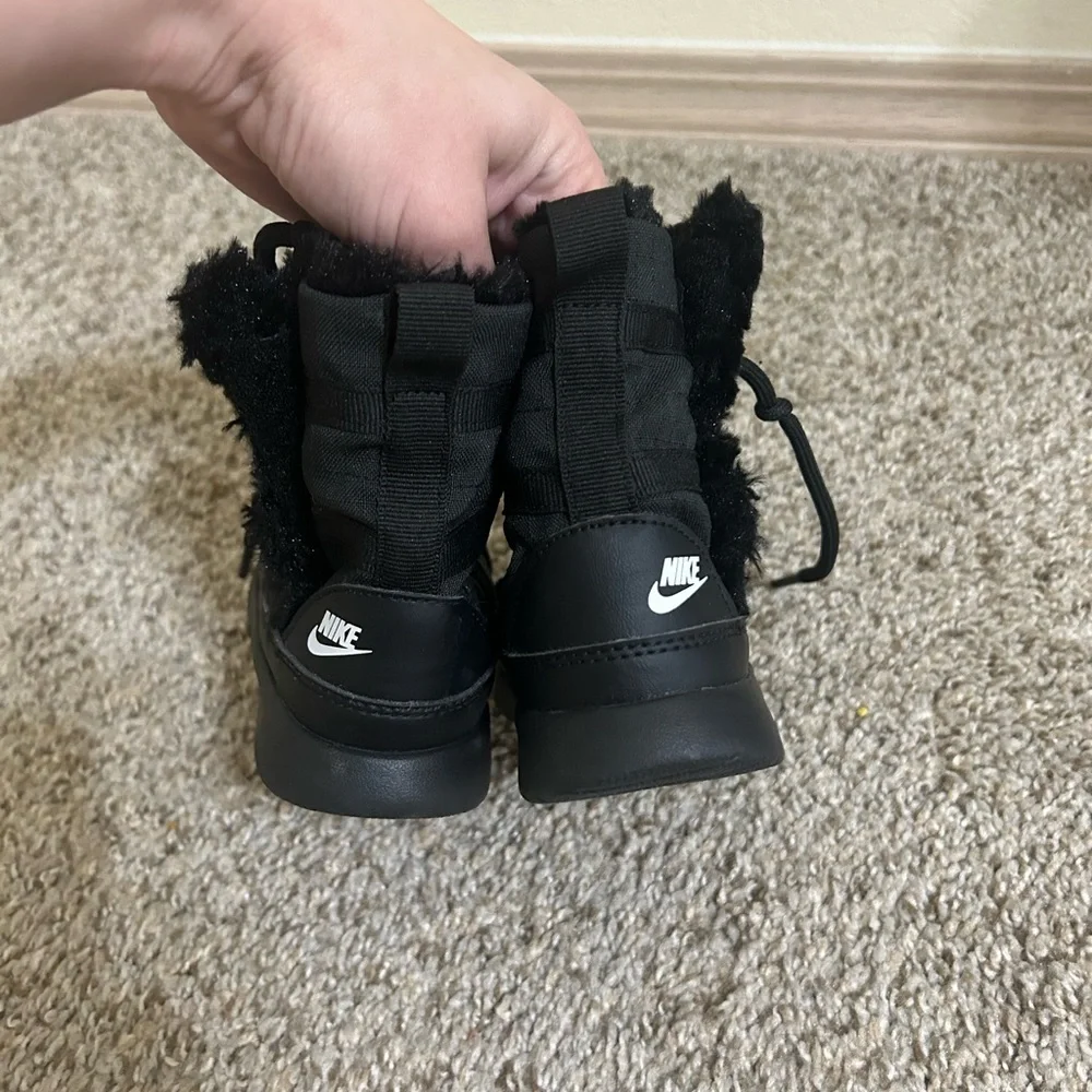 Toddler Nike Venture Black Fur Boot Unisex Size 8C Lace Up Outdoor Winter Snow
